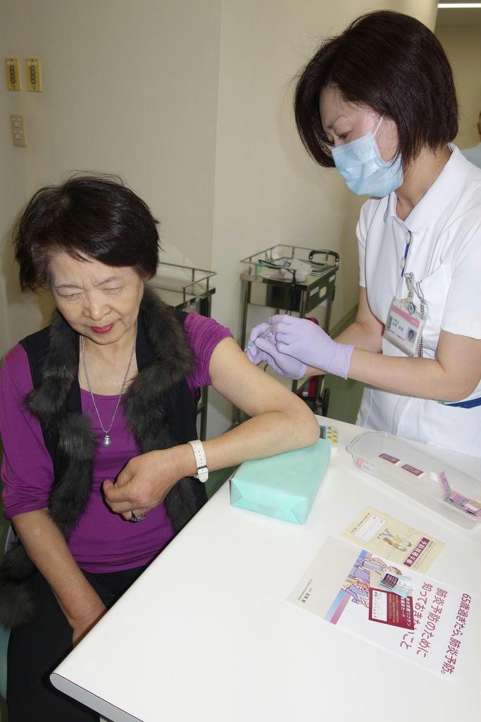 定期予防接種に加わり、肺炎球菌ワクチンを打つ高齢者が増えている＝東京都千代田区の日本医科大学呼吸ケアクリニック