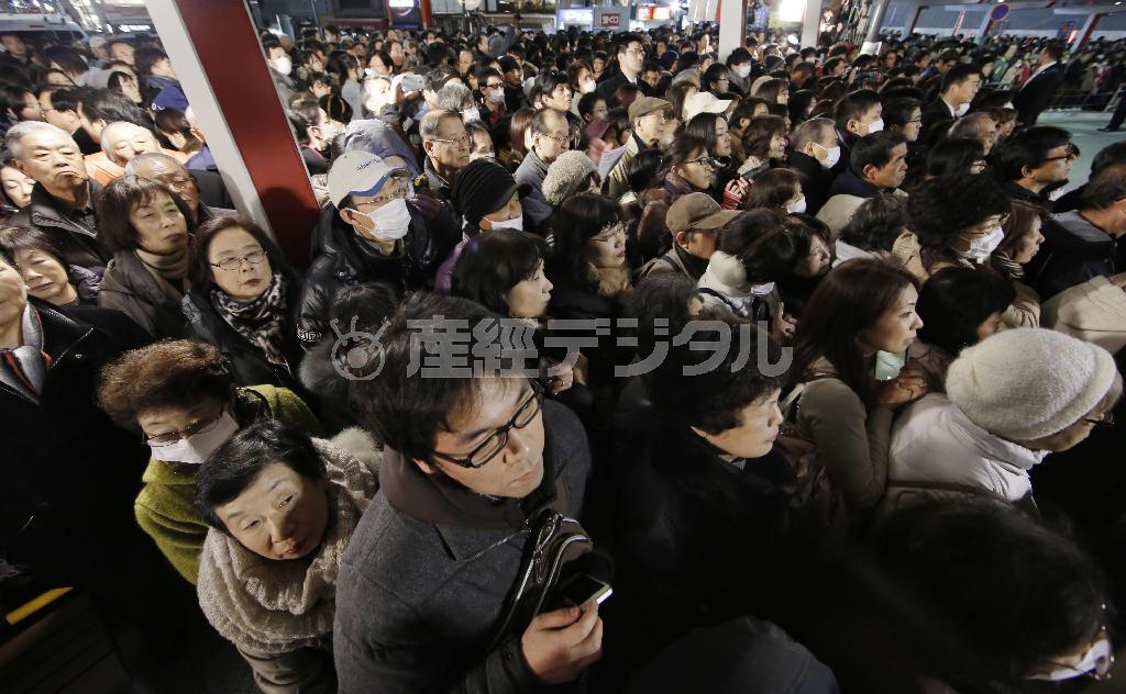 衆院選の街頭演説を聞く有権者ら＝２０１４年６月１２日夜、埼玉県内（共同）