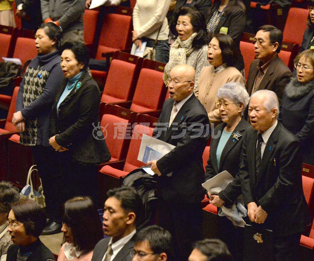 １２月８日、拉致被害者の早期救出を願う政府主催のコンサートが開かれ、横田滋さん（右端）、早紀江さん夫妻や曽我ひとみさん（左端）らも駆け付けた＝２０１４年、東京都渋谷区（栗橋隆悦撮影）