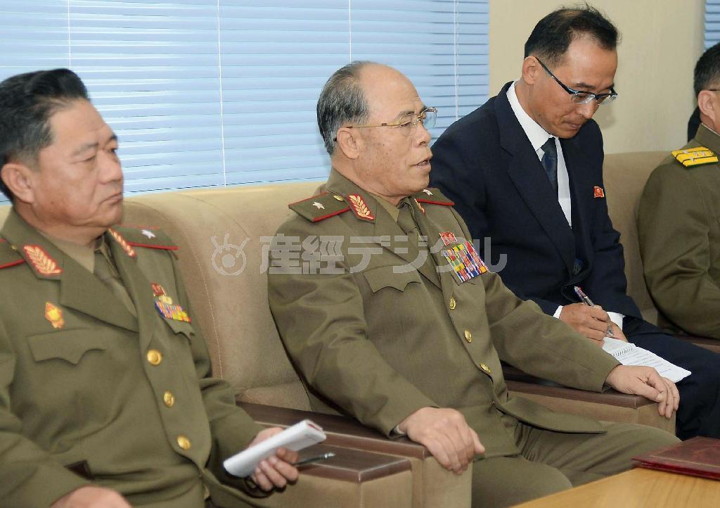 日本政府代表団と協議する北朝鮮の徐大河（ソ・デハ）・特別調査委員長（左から２人目）＝２０１４年１０月２８日午前、北朝鮮・首都平壌市（共同）