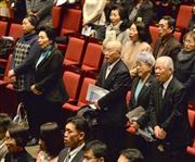 １２月８日、拉致被害者の早期救出を願う政府主催のコンサートが開かれ、横田滋さん（右端）、早紀江さん夫妻や曽我ひとみさん（左端）らも駆け付けた＝２０１４年、東京都渋谷区（栗橋隆悦撮影）