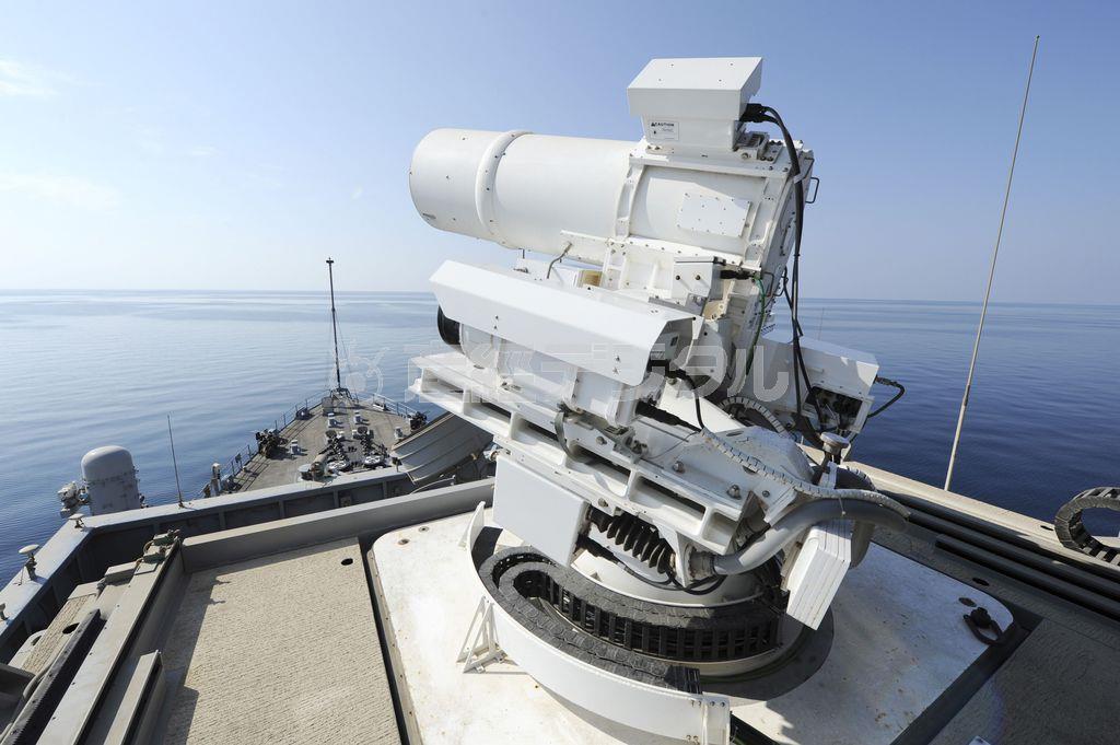 米海軍の輸送揚陸艦「ポンス」の艦橋上部に設置されたレーザー兵器「ＬａＷＳ」＝２０１４年１２月１１日（ロイター）