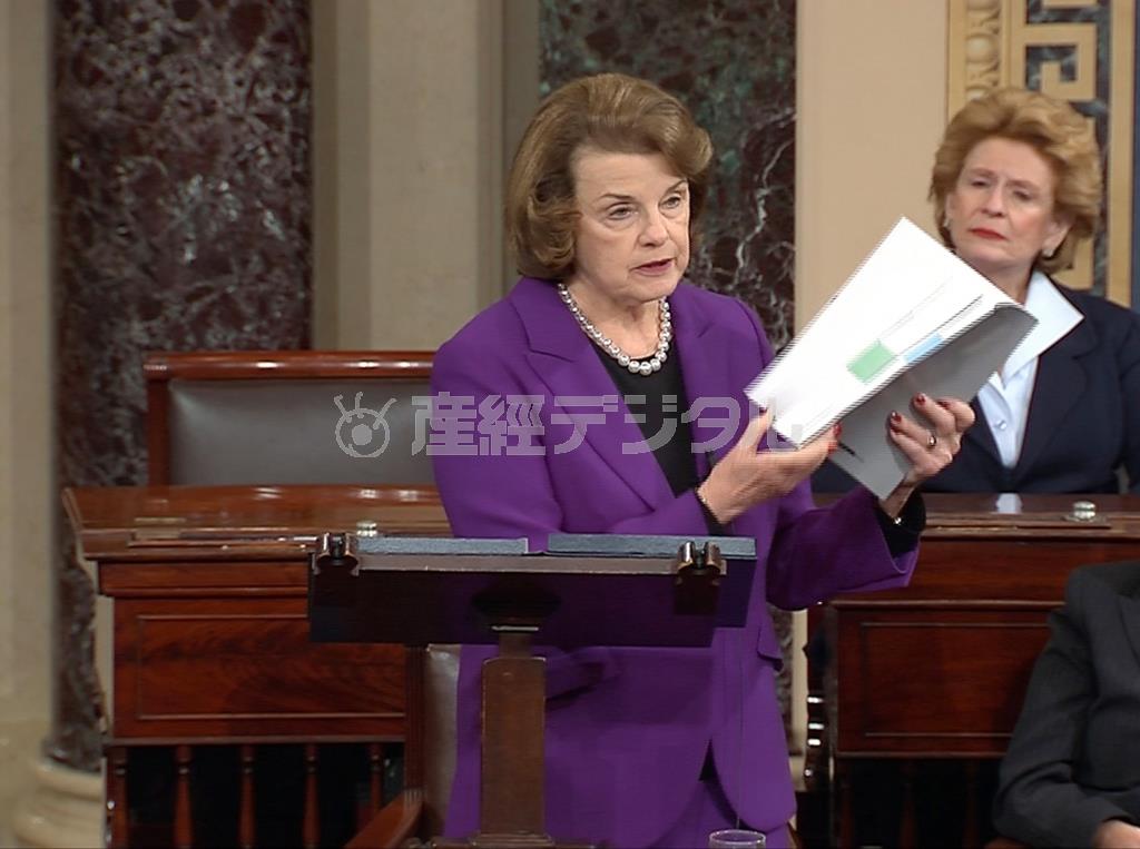米中央情報局（ＣＩＡ）の拷問に関する報告書について説明する米上院情報特別委員会のダイアン・ファインスタイン委員長（中央）＝２０１４年１２月９日、米国・首都ワシントン（ロイター）