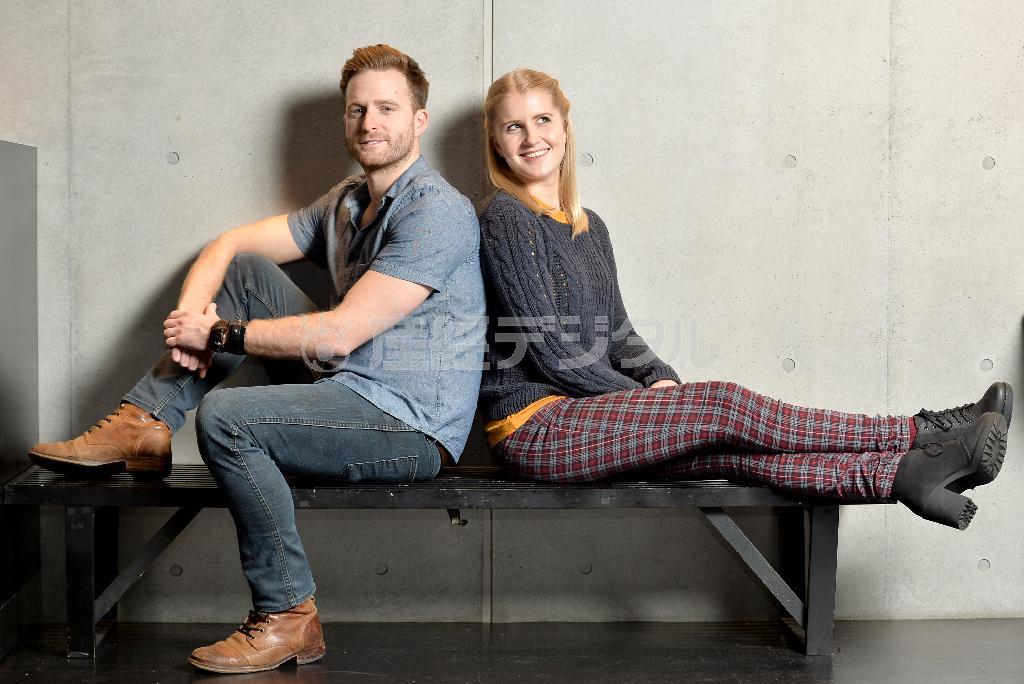 「この作品は僕らにもチャンスを与えてくれた」と話すスチュアート・ウォードさん（左）とダニ・デ・ワールさん＝２０１４年１１月３０日午後、東京都港区（宮崎瑞穂撮影）