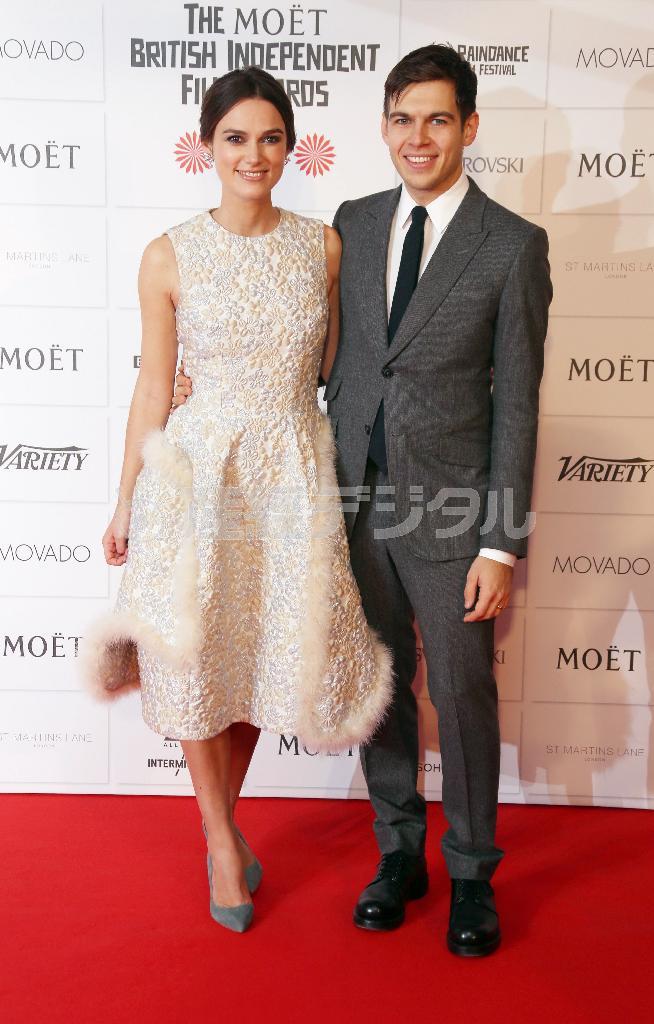 英女優、キーラ・ナイトレイさん（左）と英ロックバンド「クラクソンズ」のジェイムズ・ライトンさん＝２０１４年１２月７日、英国・首都ロンドン（ＡＰ）