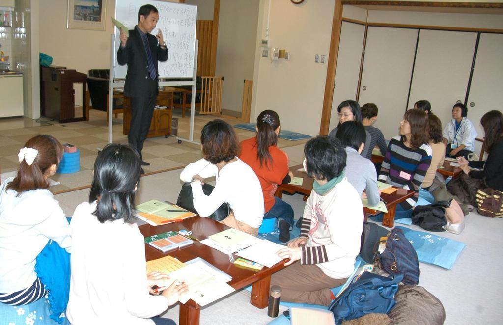 「就学前子育て講座」の様子。子供の入学を前に親も不安になるが専門家は「安心感を与えてあげて」とアドバイス＝神戸市中央区の「こべっこランド」