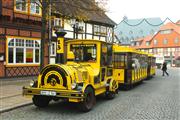 レトロなデザインが町並みにマッチした列車型バス。この小さな町で２社が列車型バスを走らせている