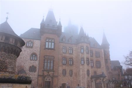 霧に包まれたヴェロニゲローデ城。内部は博物館に改装され、一般公開している。城の前のテラスからは、天気がよければ町を一望できる