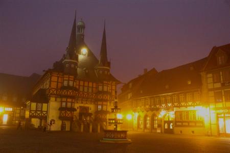 明かりが灯るとひと際雰囲気がアップするヴェロにゲローデの町並み。カラフルな色づかいととんがり屋根が特徴的な市庁舎は町のランドマーク