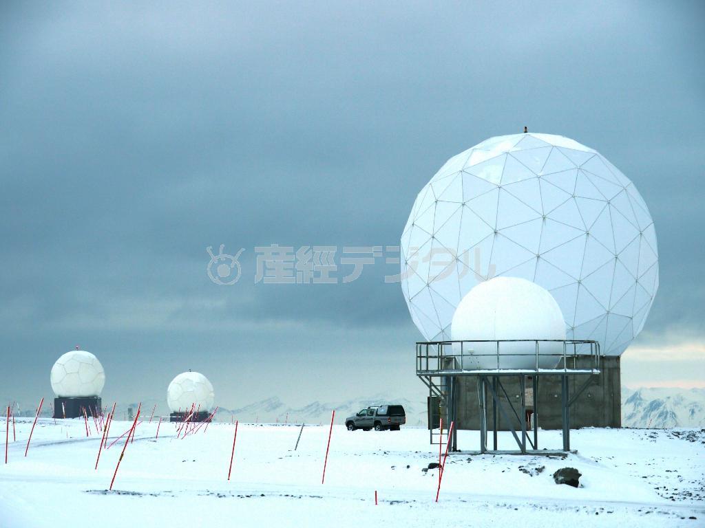 北極圏の島、スバルバル諸島に設置されたスバルサットのレーダー。巨大マッシュルームがニョキニョキと生えているみたいで、まるでＳＦ映画のワンシーンを見るようだった＝２０１４年１０月１７日、ノルウェー・スピッツベルゲン島ロングイヤービエン（内藤泰朗撮影）