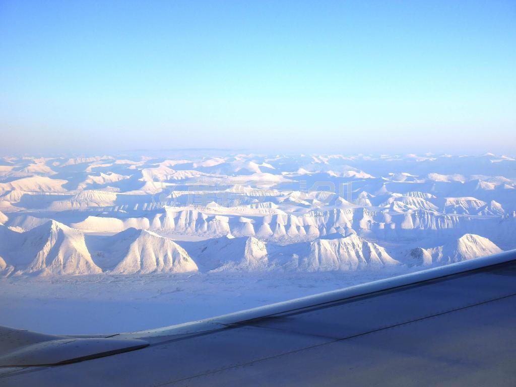 上空から見た北極圏のスバルバル諸島。氷河は温暖化のため、年々、減少しているが、厳しい環境であることに変わりはない＝２０１４年１０月１５日、ノルウェー・スバルバル諸島のスピッツベルゲン島（内藤泰朗撮影）