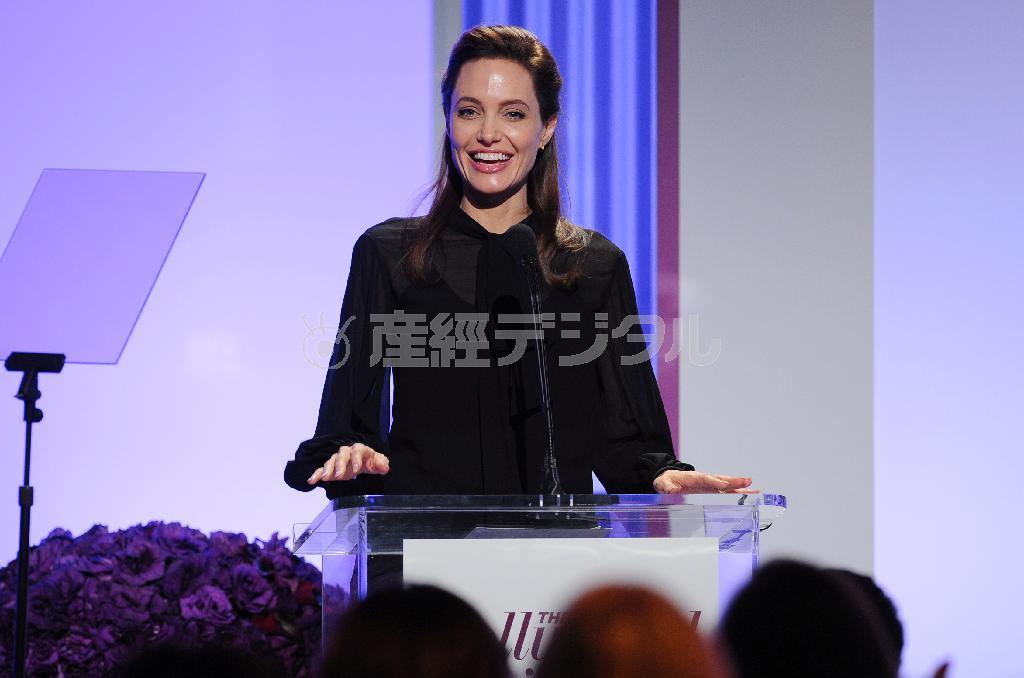 米業界誌主催のイベントで話をするアンジェリーナ・ジョリーさん。会場ではソニー・ピクチャーズ・エンタテインメント（ＳＰＥ）のエイミー・パスカル共同会長とばったり出くわし、気まずい空気が＝２０１４年１２月１０日、米カリフォルニア州ロサンゼルス（ＡＰ）