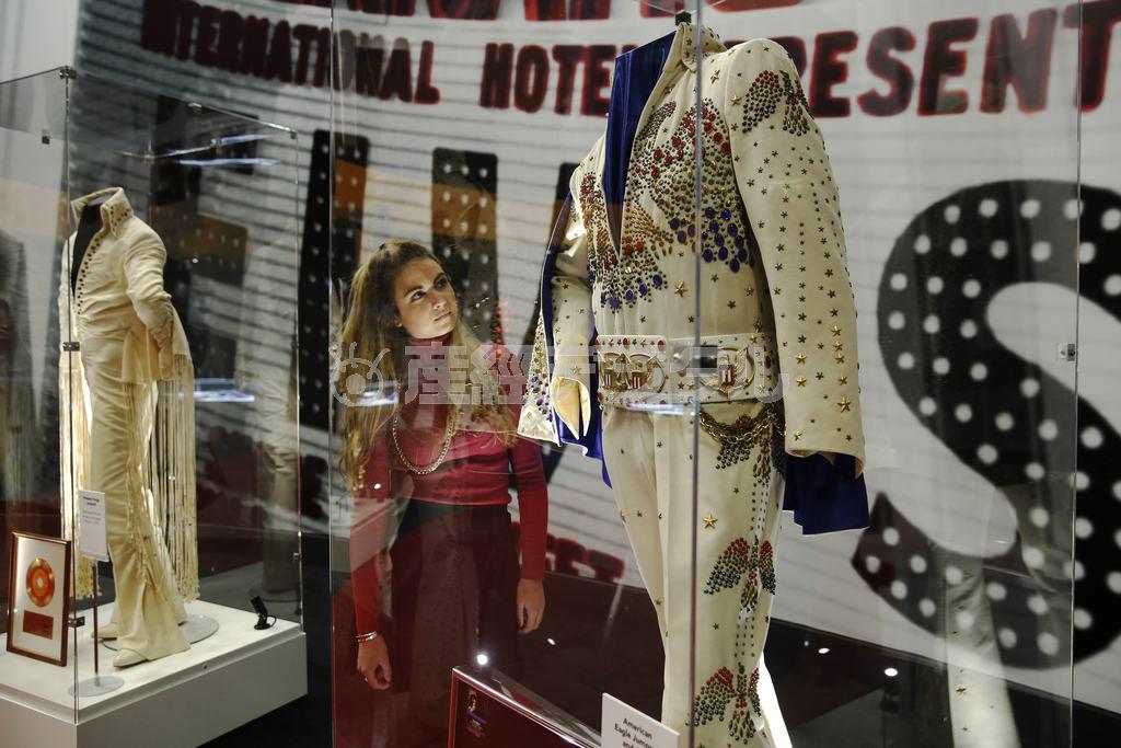 米歌手、エルビス・プレスリーさん（１９３５～７７年）の私物など、ゆかりの品々約３００点を集めた展覧会＝２０１４年１２月１１日、英国・首都ロンドン（ロイター）