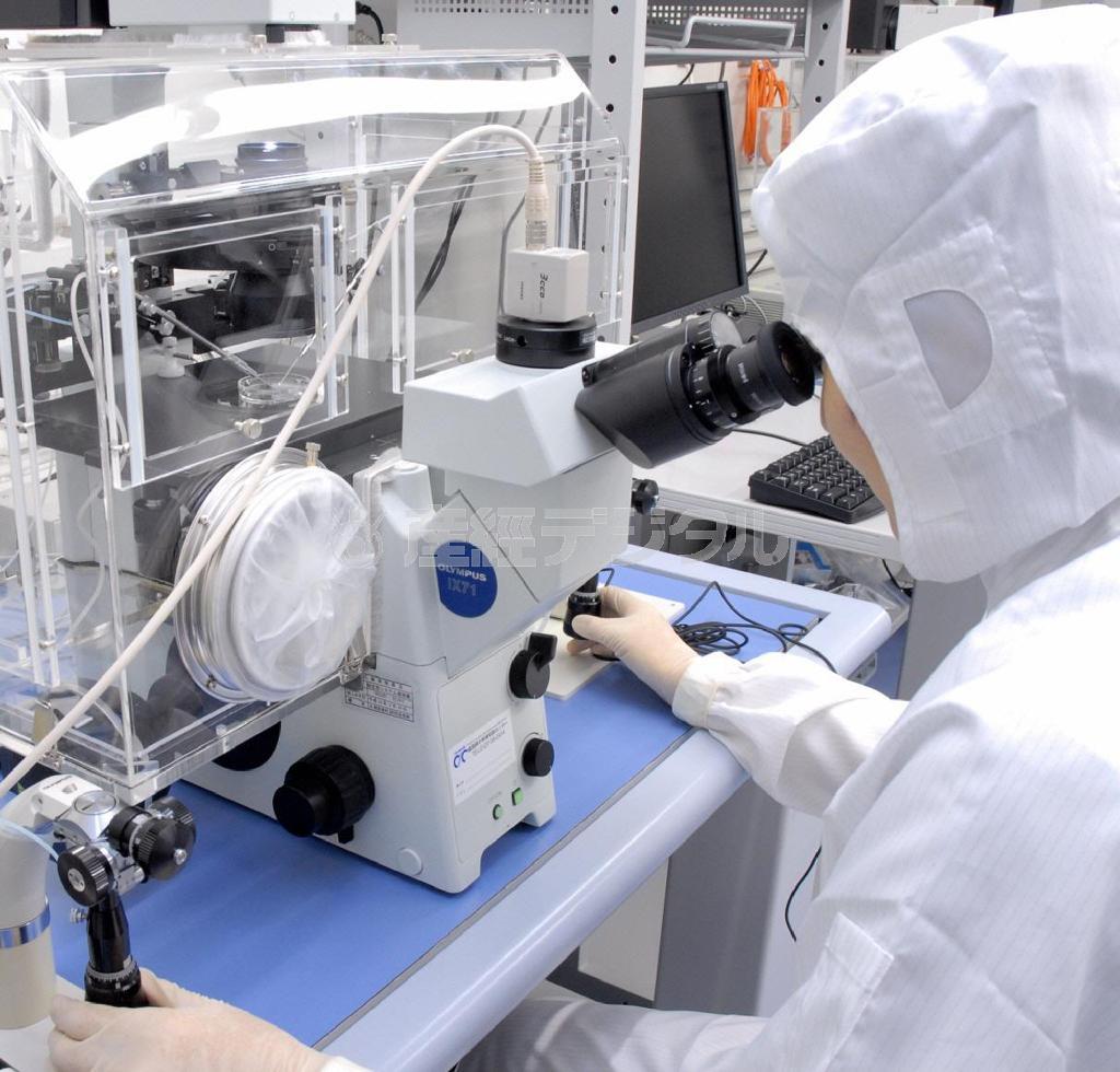 顕微受精に取り組む医療従事者＝２００７年（産経新聞撮影）