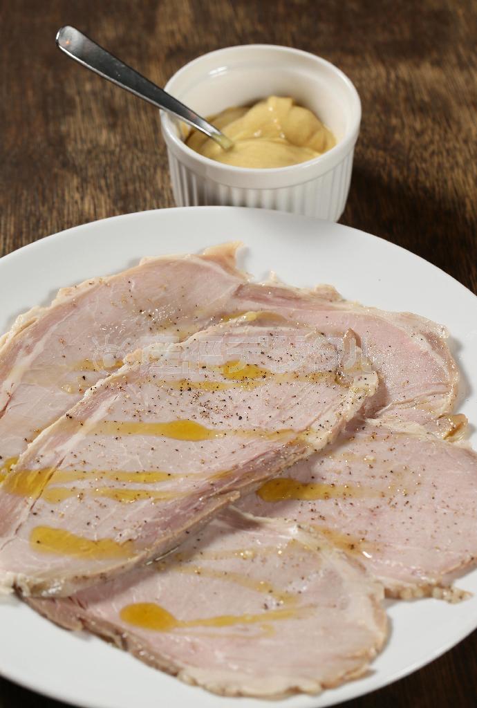 京都豚もも肉のジャンボンブラン（１５５０円）。お皿を埋め尽くすような、シェフ手作りのジャンボンブランことハムはさっぱりとした味わい。マスタードを添えていただく＝２０１４年１２月１日、京都市中京区（志儀駒貴撮影）