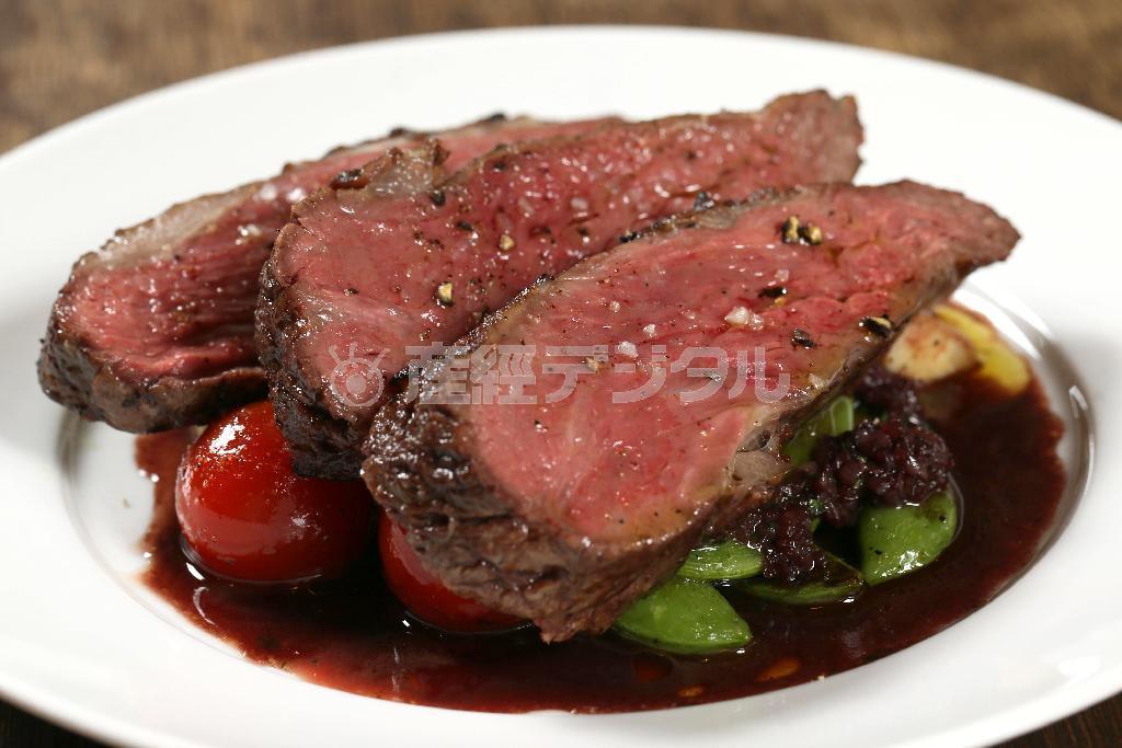 メーンにふさわしい短角牛のステーキエシャロットソース（３９２０円）。部位はその日によって変わるがこの日はカイノミが使用された。赤身の味わいとしっかりとした歯応えが味わえる＝２０１４年１２月１日、京都市中京区（志儀駒貴撮影）