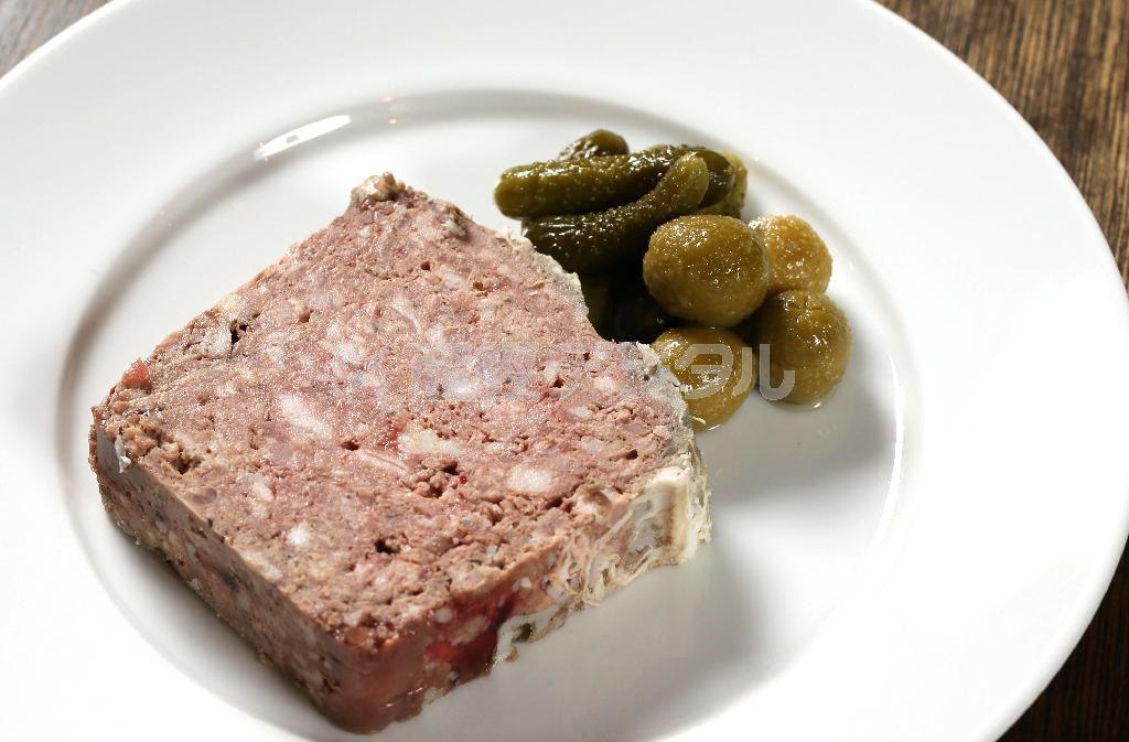 前菜にふさわしい、ピクルスやオリーブが添えられた田舎風お肉のパテ（１１９０円）＝２０１４年１２月１日、京都市中京区（志儀駒貴撮影）