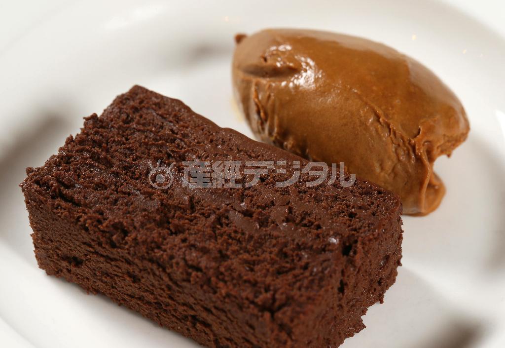 デザートのショコラのテリーヌとキャラメルアイスクリーム（５５０円）＝２０１４年１２月１日、京都市中京区（志儀駒貴撮影）