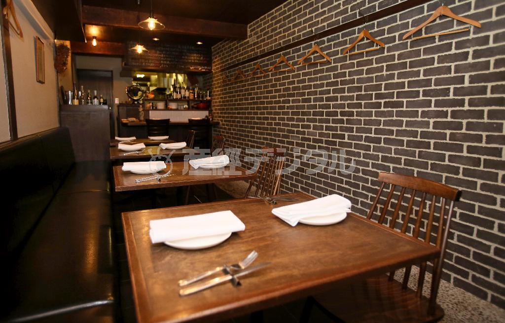 テーブル席が５つとカウンター２席だけの小さなビストロはアットホームな雰囲気＝２０１４年１２月１日、京都市中京区（志儀駒貴撮影）