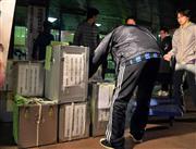 開票所に集まりだした投票箱＝１４日、東京・新宿（撮影・桐山弘太）