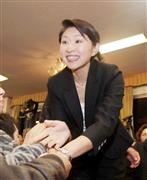 支援者らと握手する小渕優子氏＝１４日午後、群馬県高崎市（鈴木健児撮影）