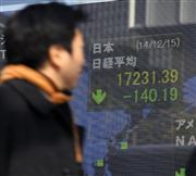 値下がりした日経平均株価を示すボード＝１５日午前、東京・八重洲