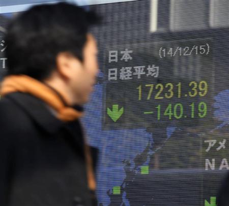 値下がりした日経平均株価を示すボード＝１５日午前、東京・八重洲