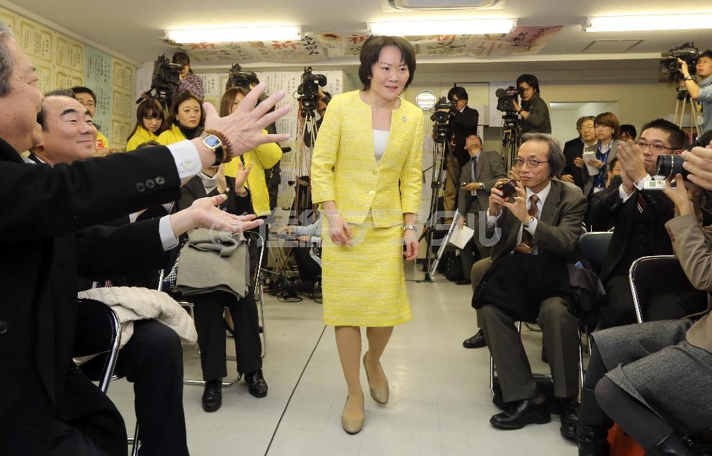【衆院選】東京１区で民主党の海江田万里（かいえだ・ばんり）代表を破って再選を確実にし、支持者らから祝福を受ける自民党の山田美樹（みき）氏＝２０１４年１２月１４日午後９時４５分、東京都新宿区（春名中撮影）