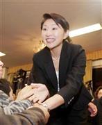 【衆院選】当選が決まり、支援者らと握手する小渕優子氏＝２０１４年１２月１４日、群馬県高崎市（鈴木健児撮影）