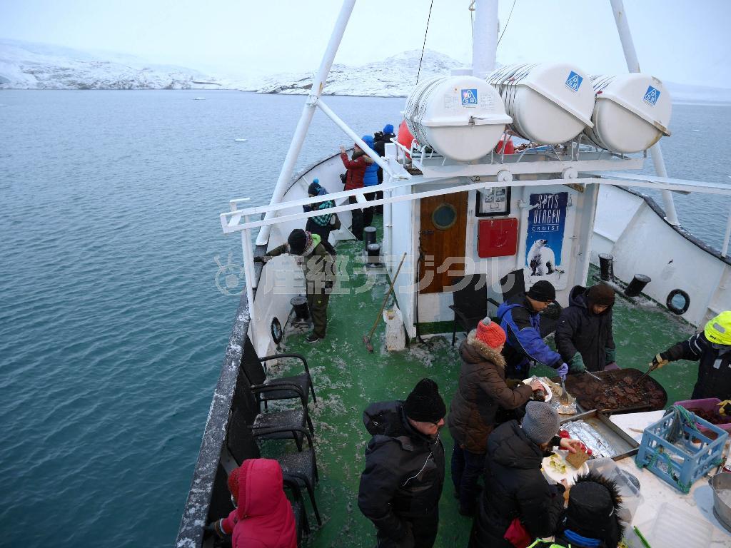 ノルウェーの北極に浮かぶスバルバル諸島の氷河を見ながらロシアの廃虚となった旧ソ連の炭鉱「ピラミ－デン」に向かった。お昼はなんと、氷河を砕いたウィスキーのオンザロックに、クジラのバーベキューだった＝２０１４年１０月１６日、ノルウェー（内藤泰朗撮影）