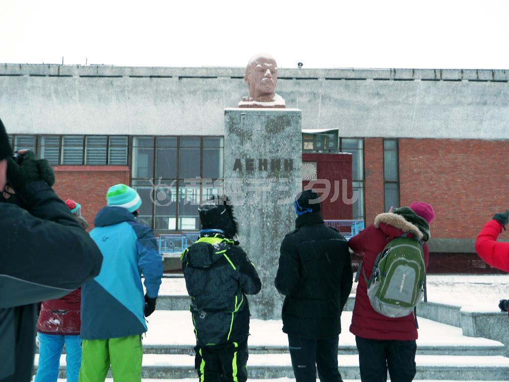 ピラミーデンの中心に今も建つソ連建国の父で革命家のレーニンの肖像。観光客たちは寒々しい光景をカメラに収めていた＝２０１４年１０月１６日、ノルウェー・スバルバル諸島（内藤泰朗撮影）