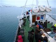 ノルウェーの北極に浮かぶスバルバル諸島の氷河を見ながらロシアの廃虚となった旧ソ連の炭鉱「ピラミ－デン」に向かった。お昼はなんと、氷河を砕いたウィスキーのオンザロックに、クジラのバーベキューだった＝２０１４年１０月１６日、ノルウェー（内藤泰朗撮影）