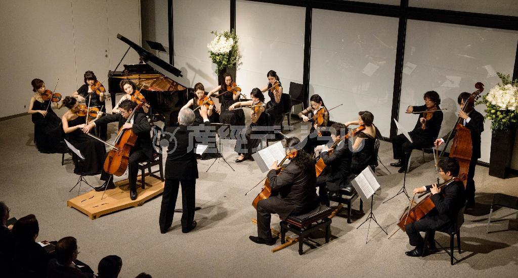 １０周年を記念した５回のステージのフィナーレを飾って、これまでの参加アーティストが集まって合奏団が編成され、豊麗な響きが会場を満たした（提供写真）