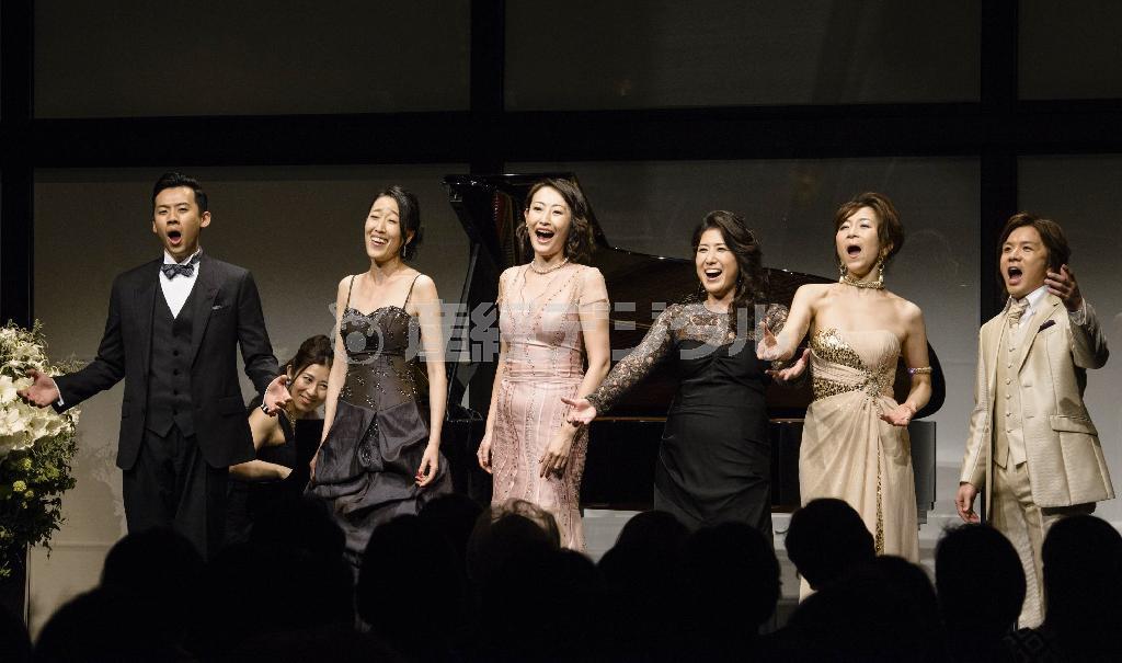 幕開きには３人のソプラノとメゾ・ソプラノ、テノール、バリトンが登場。とっておきのオペラ・アリアなどを披露して熱い拍手が巻き起こった（提供写真）
