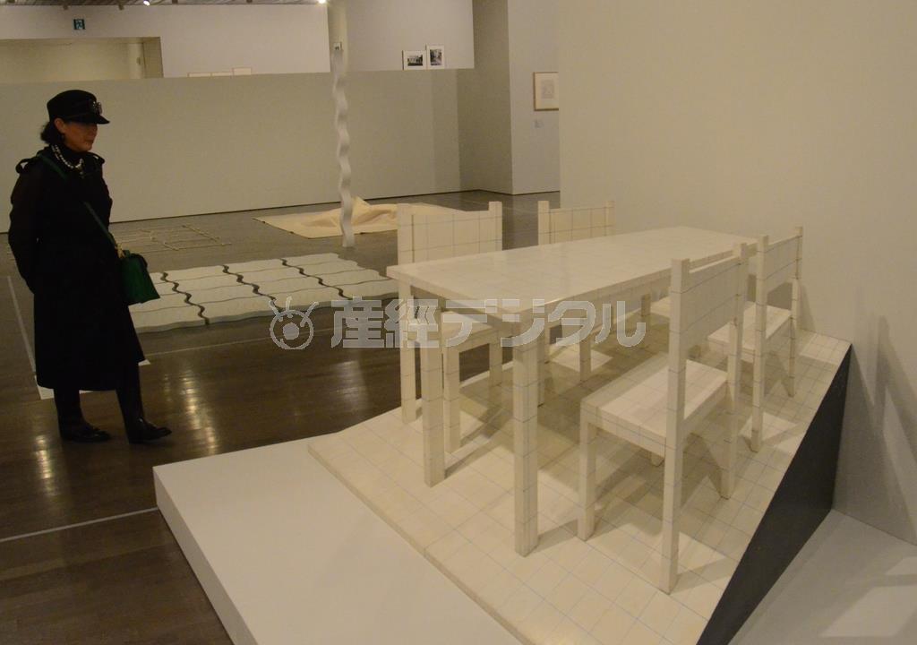 高松次郎（１９３６～９８年）の回顧展「高松次郎ミステリーズ」＿＿遠近法の椅子とテーブル（側面）＝２０１４年１２月１日（原圭介撮影）