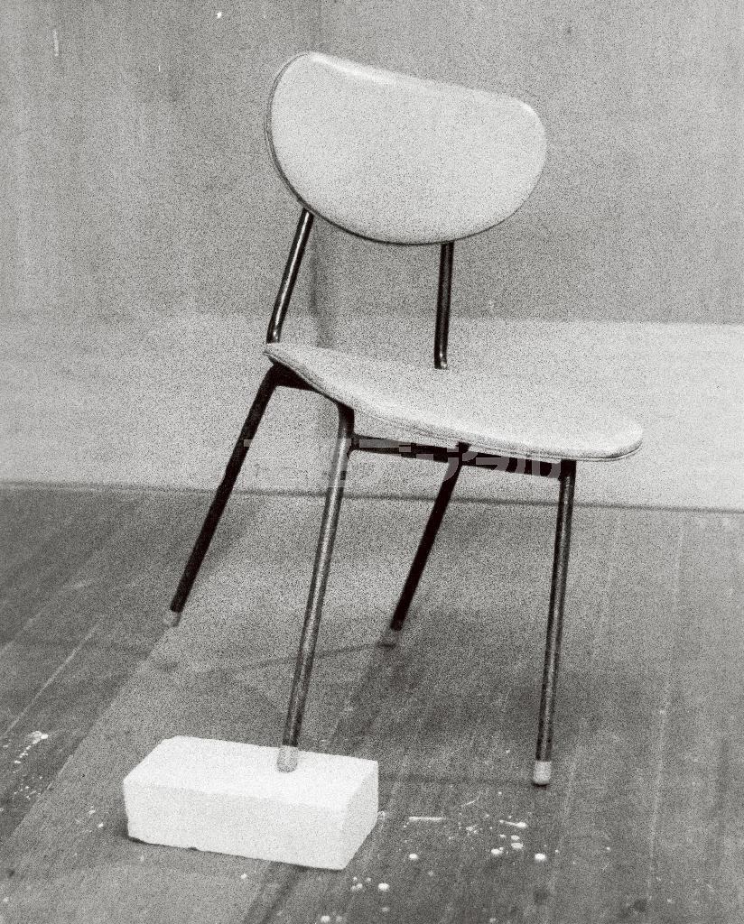 高松次郎（１９３６～９８年）の回顧展「高松次郎ミステリーズ」＿＿「複合体（椅子とレンガ）」１９７２年（Ｔｈｅ＿Ｅｓｔａｔｅ＿ｏｆ＿Ｊｉｒｏ＿Ｔａｋａｍａｔｓｕ蔵。（Ｃ）Ｔｈｅ＿Ｅｓｔａｔｅ＿ｏｆ＿Ｊｉｒｏ＿Ｔａｋａｍａｔｓｕ，Ｃｏｕｒｔｅｓｙ＿ｏｆ＿Ｙｕｍｉｋｏ＿Ｃｈｉｂａ＿Ａｓｓｏｃｉａｔｅｓ