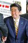 自民党本部の開票速報場で関係者と握手を交わす安倍晋三首相（中央）＝１４日午後、東京・永田町（早坂洋祐撮影）
