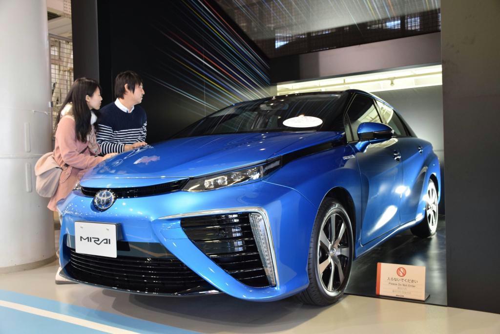 トヨタ自動車の大型ショールームでは発売されたばかりの燃料電池車「ミライ」