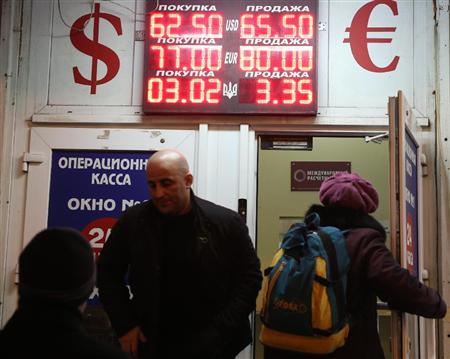 モスクワの街頭に設置されたルーブル相場の電光掲示板＝１５日（タス＝共同）