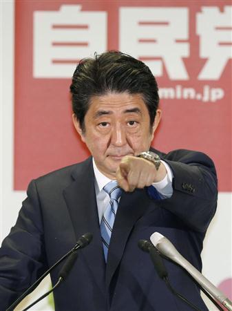 自民党本部で開かれた記者会見で、質問者を指名する安倍晋三（しんぞう）首相。衆院選の与党勝利を受け、政策課題をひるまず前に進める決意を示した＝２０１４年１２月１５日午後、東京都千代田区永田町（共同）