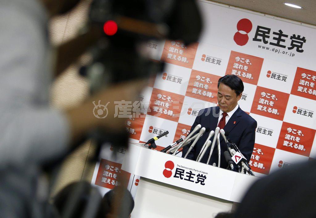 １２月１５日午後、民主党本部で行った記者会見でうつむく海江田万里（かいえだ・ばんり）代表。落選を受け、代表辞任を正式に表明した＝２０１４年、東京都千代田区永田町（ロイター）