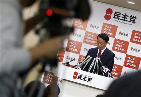 １２月１５日午後、民主党本部で行った記者会見でうつむく海江田万里（かいえだ・ばんり）代表。落選を受け、代表辞任を正式に表明した＝２０１４年、東京都千代田区永田町（ロイター）