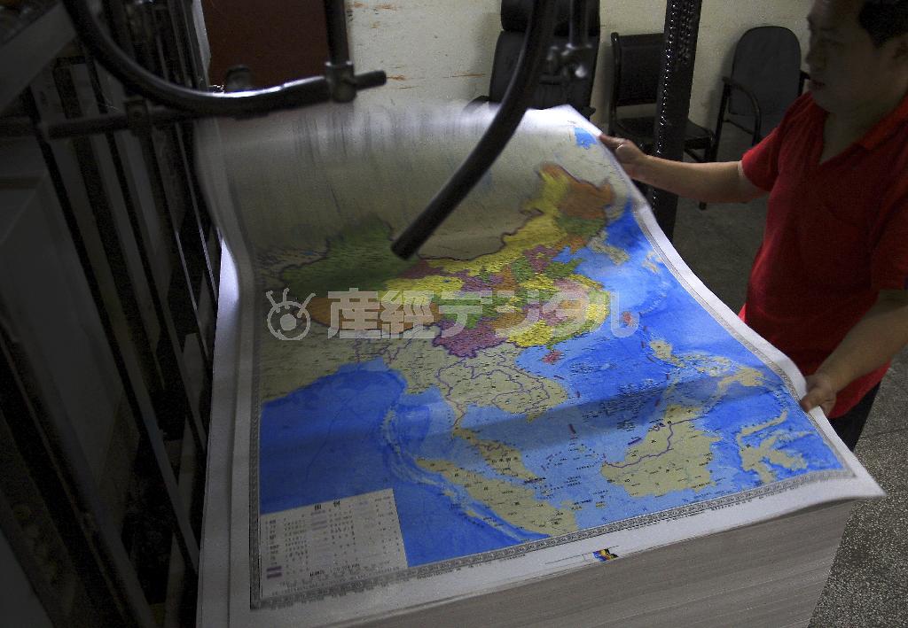 中国当局の認可によって２０１４年６月に新たに発行された中国の“公式地図”。「九段線」は台湾東岸に破線が１本加わり、何と知らぬ間に「十段線」へと進化を遂げていた＝２０１４年６月２７日、中国・湖南省長沙市（ＡＰ）