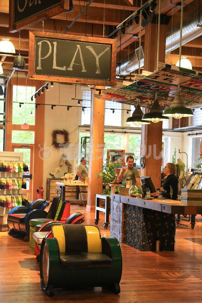 アウトドアグッズを販売するキーン本社に隣接したフラッグシップストアには、リサイクル品を使用したアイデアが満載。シューズが並んだデスクはボーリングのレーンで、靴の試着用に置かれた椅子はドラム缶を再利用したもの。会計カウンターの頭上にはカラフルな道路標識が並ぶ＝２０１４年１０月２０日、米オレゴン州ポートランド（緑川真実さん撮影）