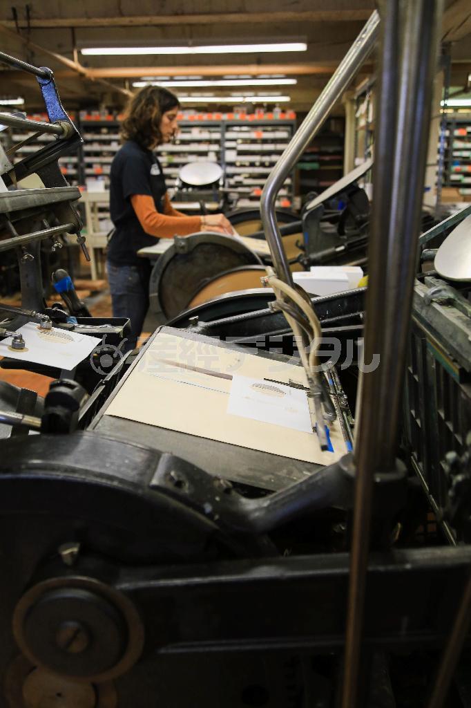 プリント工房「エッグ・プレス」の印刷作業。５人の若者が見本のカードと色を照らし合わせながら、インクを混ぜ、一枚一枚丁寧に印刷していた＝２０１４年１０月２１日、米オレゴン州ポートランド（緑川真実さん撮影）