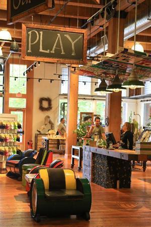 アウトドアグッズを販売するキーン本社に隣接したフラッグシップストアには、リサイクル品を使用したアイデアが満載。シューズが並んだデスクはボーリングのレーンで、靴の試着用に置かれた椅子はドラム缶を再利用したもの。会計カウンターの頭上にはカラフルな道路標識が並ぶ＝２０１４年１０月２０日、米オレゴン州ポートランド（緑川真実さん撮影）