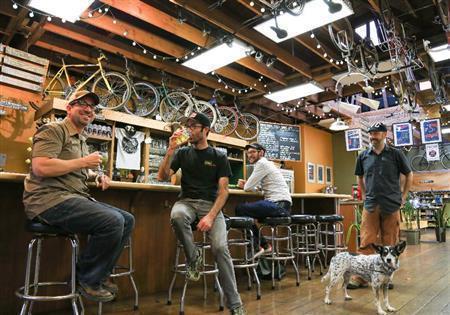 「ベロ・カルト」は自転車屋であり、バーでもあり、夜にはパーティー会場にもなる。地下には小部屋が並んで、そのうちの一つは小さな映画館になっている＝２０１４年１０月２１日、米オレゴン州ポートランド（緑川真実さん撮影）