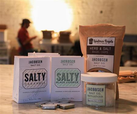 大きな倉庫を改装した「ジェイコブソン・ソルト」の本社兼テイスティングルーム。オーナーのベン・ジェイコブソンさんは、ウェブ関連会社のマーケティング担当から転身し、オレゴン州の海水で作った塩を販売する事業をひとりでスタート。今では２５人の従業員を雇うまでに成長した＝２０１４年１０月２２日、米オレゴン州ポートランド（緑川真実さん撮影）