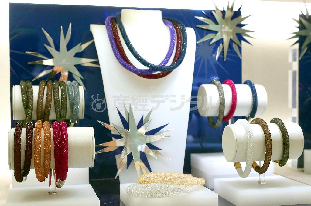 ８月に新発売されたブレスレット「スターダスト」のシリーズ。長さはシングル、ダブルと品ぞろえ豊富、１万１６００円から＝２０１４年１２月１日、東京都中央区銀座（小野淳一撮影）