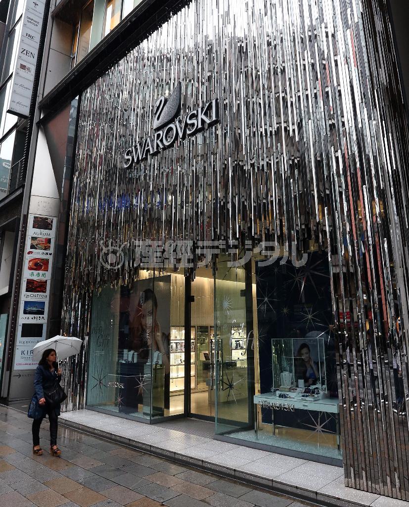 スワロフスキー銀座店の外観。銀座中央通りに面し、ひときわ輝いている＝２０１４年１２月１日、東京都中央区銀座（小野淳一撮影）